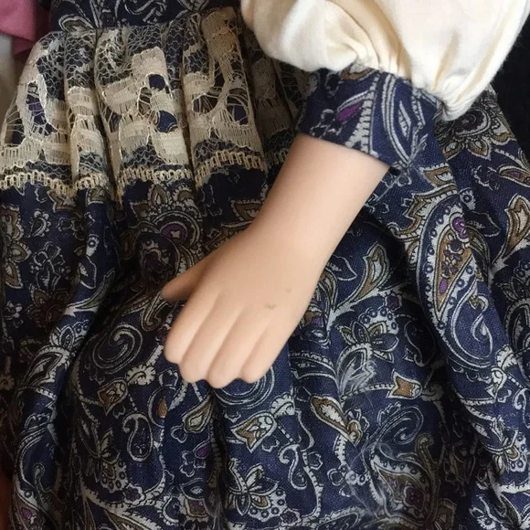 VINTAGE Porcelain Doll - Picture 15 of 16
